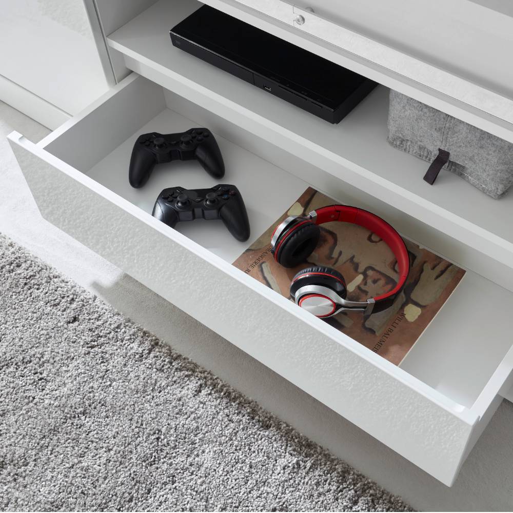 Offene Schublade des weißen TV Schranks mit Stauraum für Kopfhörer und Controller – Memphys