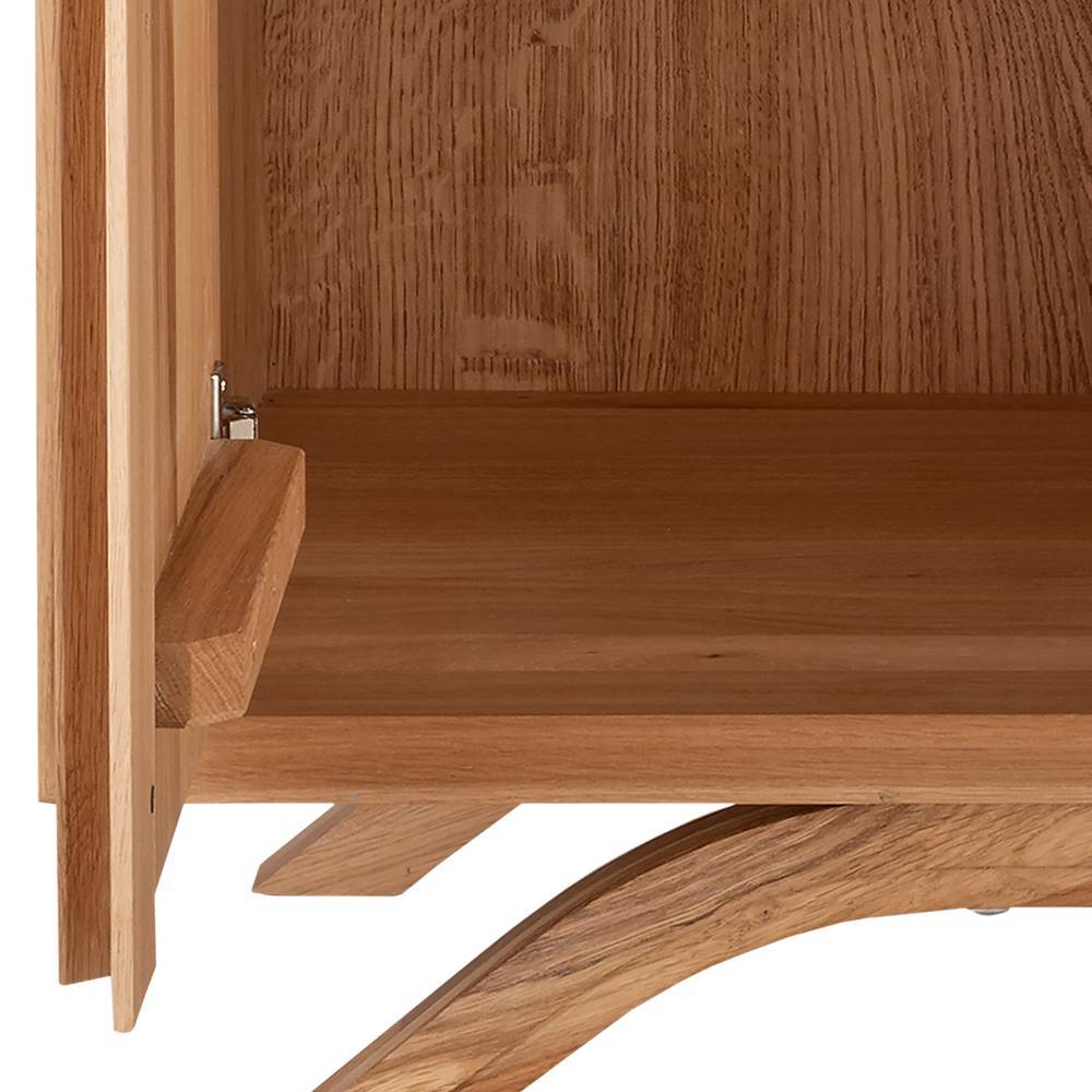 Innenansicht des Wildeiche Highboards mit Ablageboden und geschwungenen Füßen – Fredellia