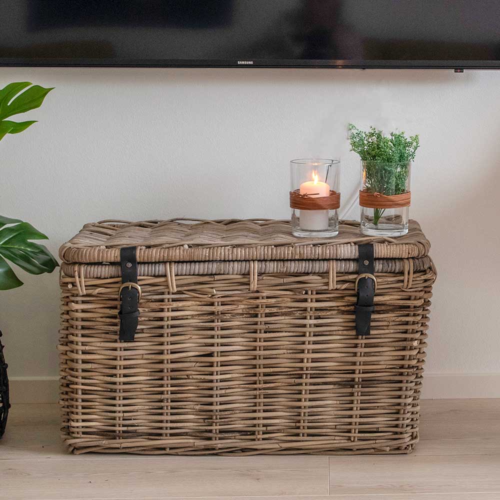 Einzelne Rattan Truhe als Beistelltisch oder TV-Möbel im Wohnbereich – Speccia