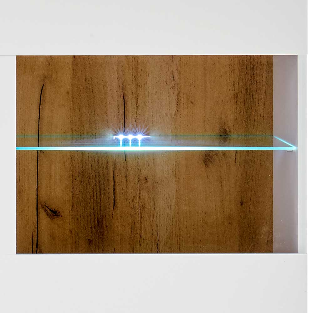 Beleuchtetes Glasregal im Wandschrank mit natürlicher Holzrückwand – Myrda