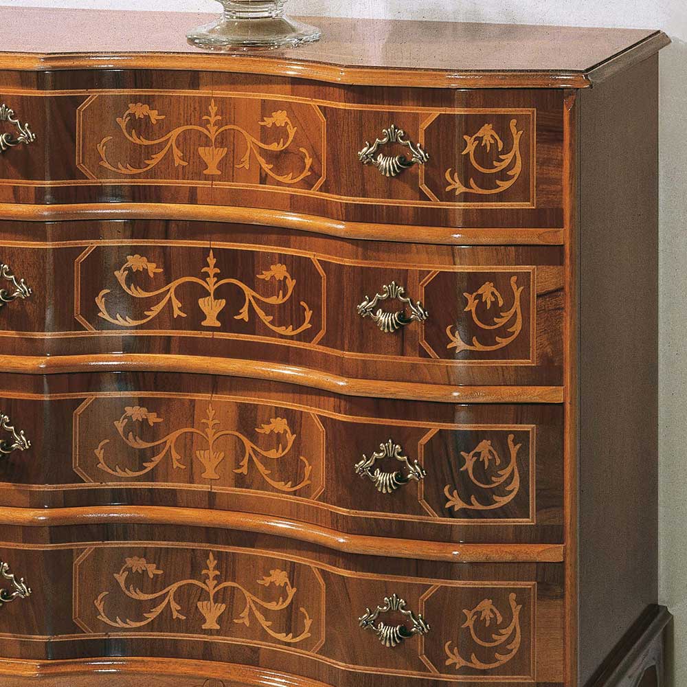 Geschwungene Nussbaum Kommode mit kunstvollen floralen Intarsien und Metallgriffen auf den Schubladen – Agosto