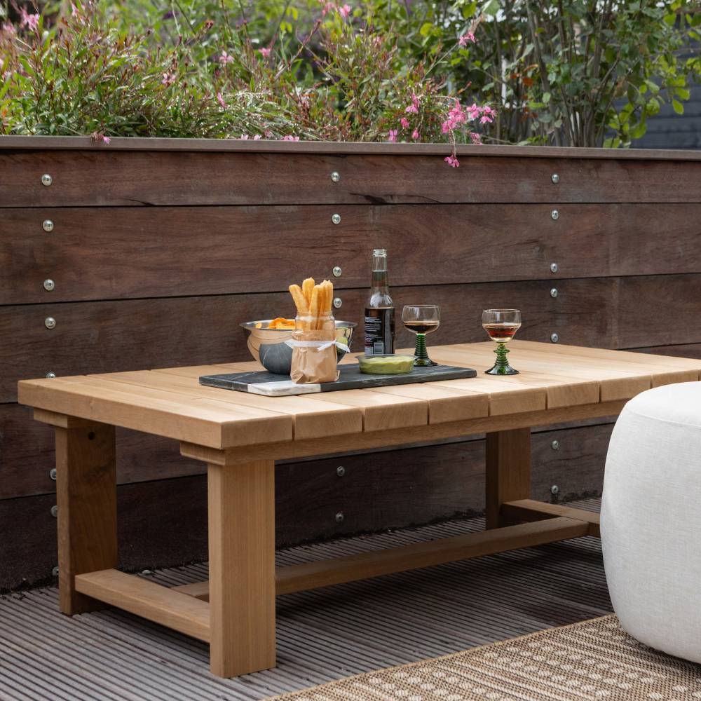 Abachi Holztisch im Garten als Couchtisch mit Snacks und Getränken – Vilarida