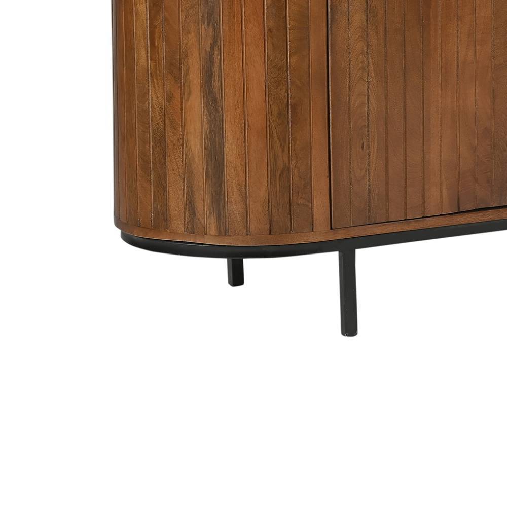 Detail des geriffelten Mangoholz TV Lowboards mit schwarzen Metallfüßen und runder Kante – Galadira