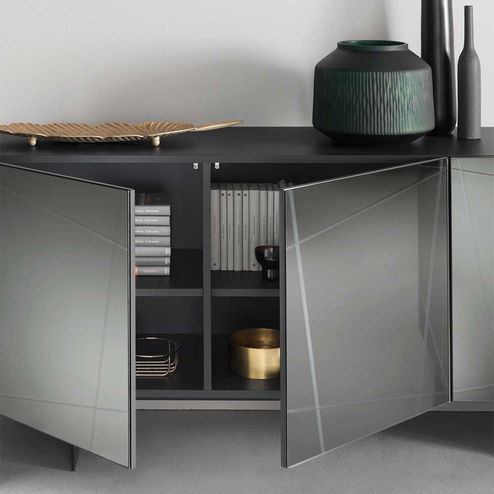 Sideboard mit geöffneter Spiegeltür zeigt geräumiges Innenfach und Ablagen – Odangelo