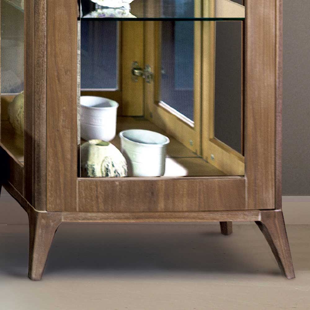 Unterer Bereich der Standvitrine mit eleganten schrägen Holzfüßen im Retro-Design aus Nussbaum – Gralaz