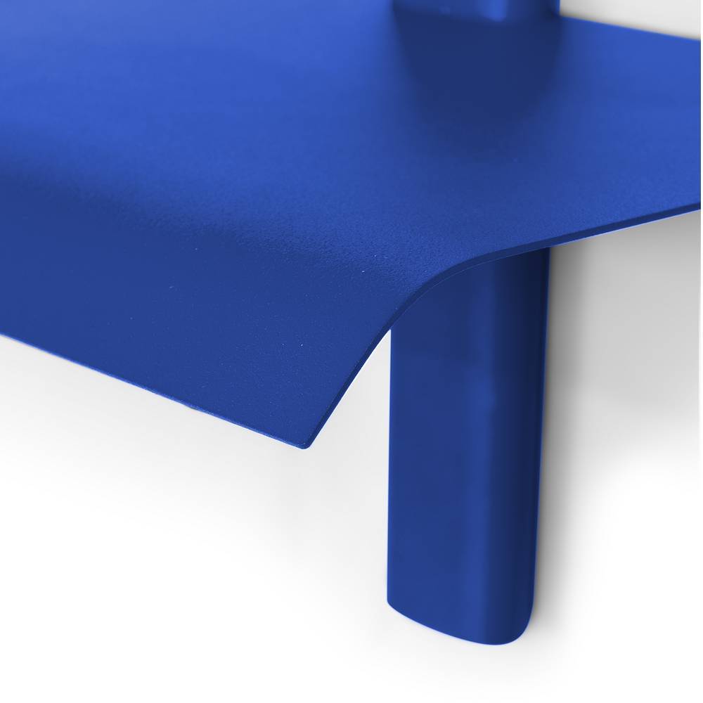 Glatte pulverbeschichtete Oberfl
 che des blauen Stahl Wandregals im Detail 
 Laney