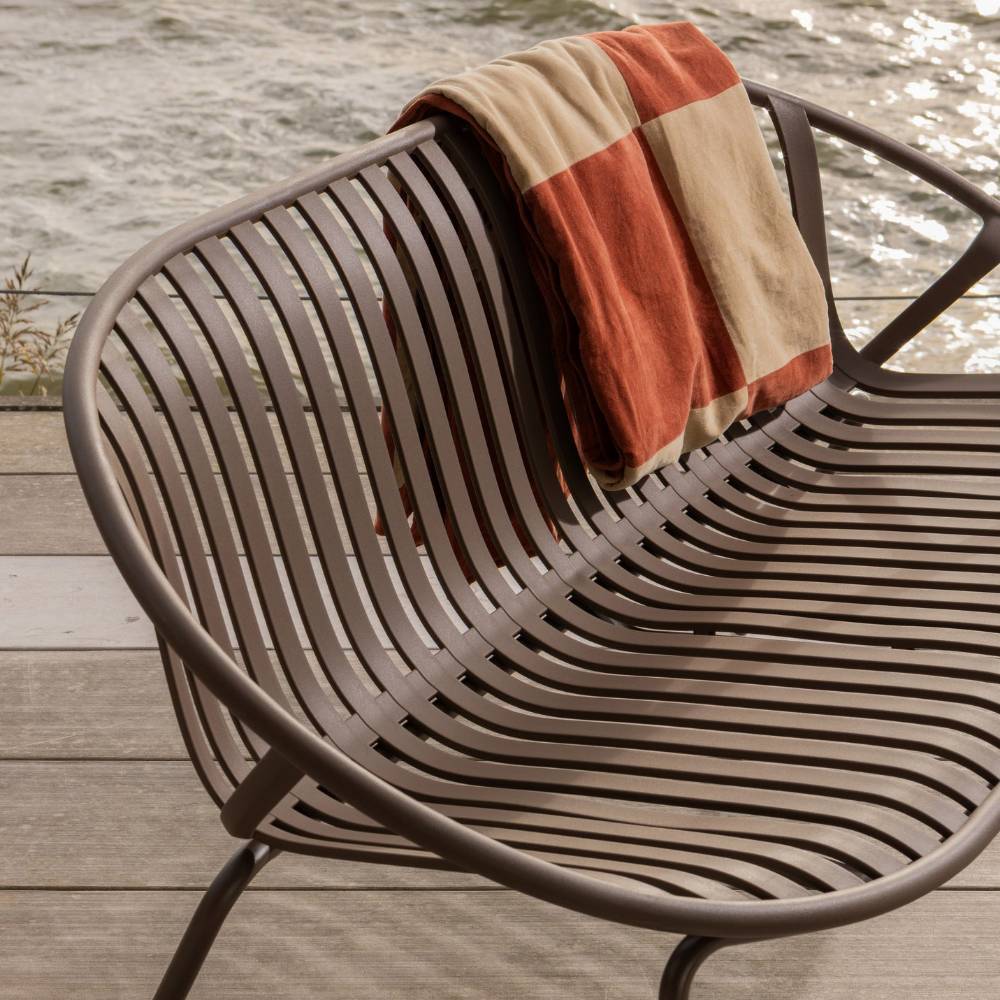 Stilvolle braune Loungebank für den Außenbereich auf einer Holzterrasse am Wasser – Scolari