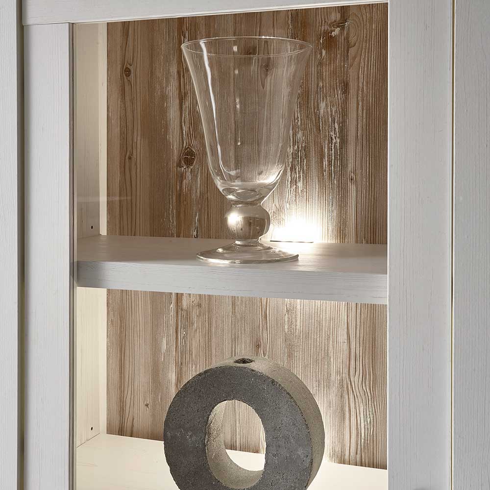 Beleuchteter Vitrinenschrank im Landhausstil mit Glaseinlegeböden und Holzoptik – Nedita