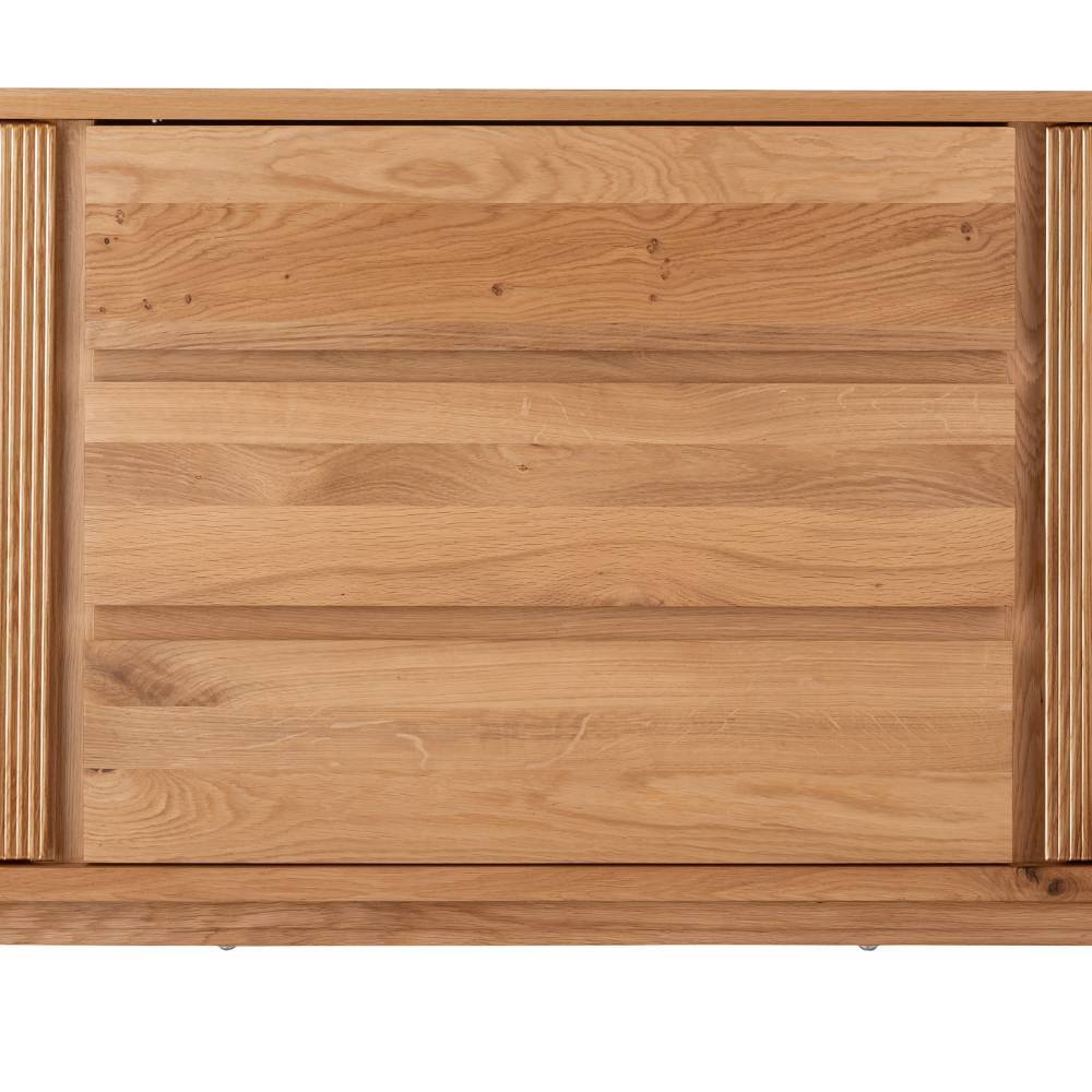 Mittlerer Bereich des Sideboards mit drei geschlossenen Schubladen und seitlichen Lamellen 
 Fredellia
