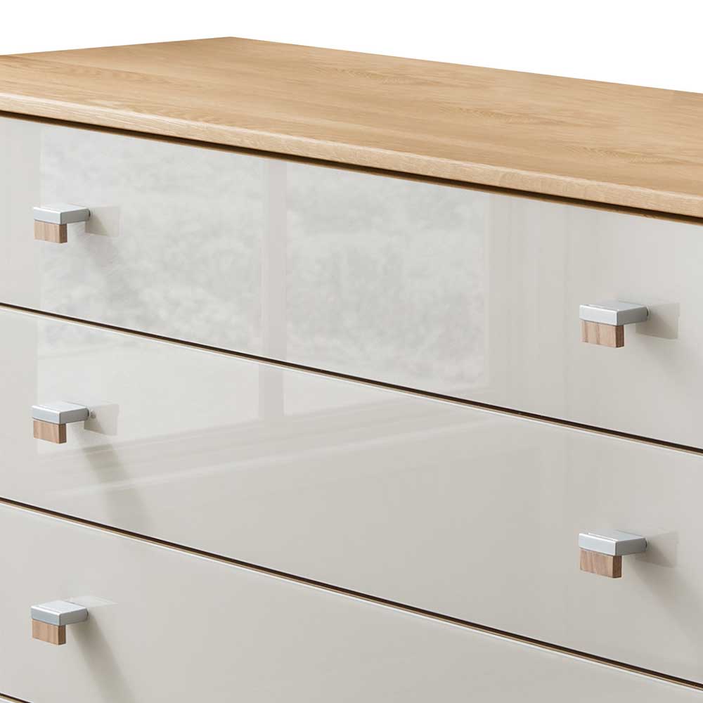 Beige Kommode mit Glasfronten und hellbrauner Holzplatte, Details der silbernen Griffe – Emdsiva