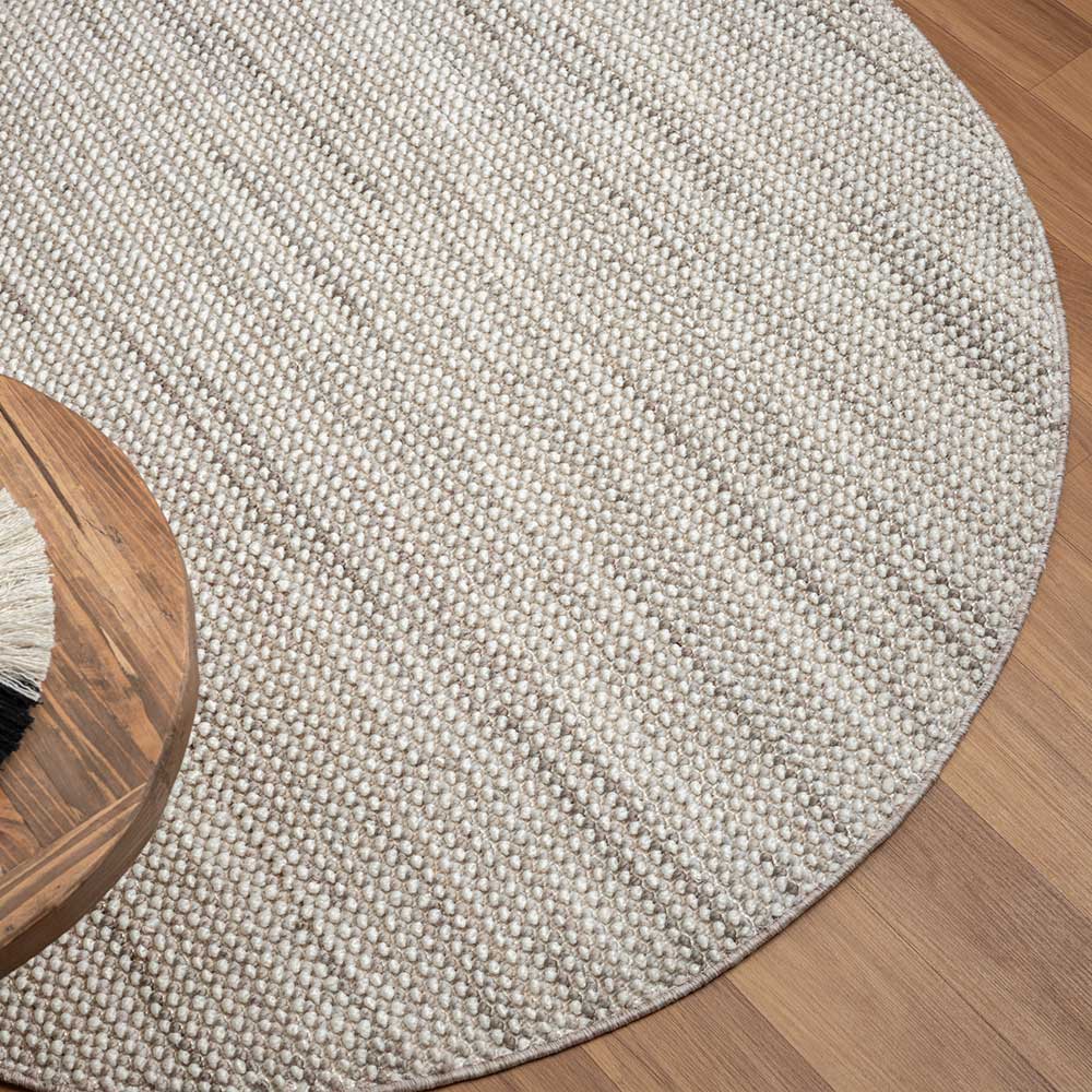 Heller runder Sisal Optik Teppich mit strukturierter Oberfläche auf Holzfußboden – Lakrym