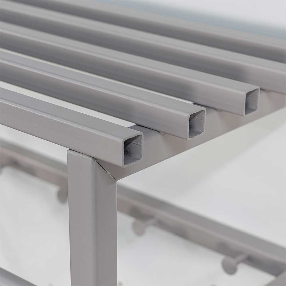 Obere Hutablage der taupefarbenen Metall Wandgarderobe mit Lamellen – Solca