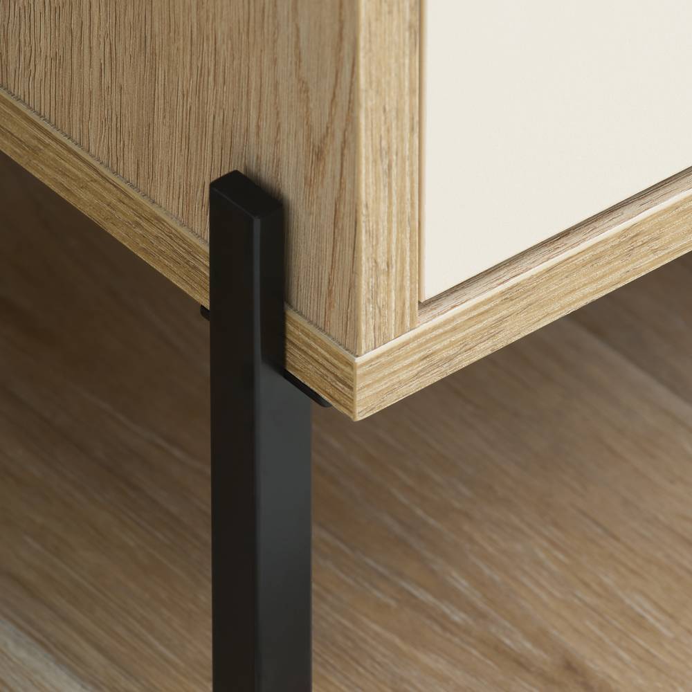 Filigraner schwarzer Metallfuß des beigen Highboards in Holzoptik auf hellem Boden – Dasanti