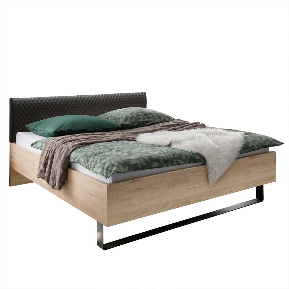 Modernes Doppelbett mit Holzrahmen, gepolstertem Kopfteil und schwarzen Metallfüßen – Licruva