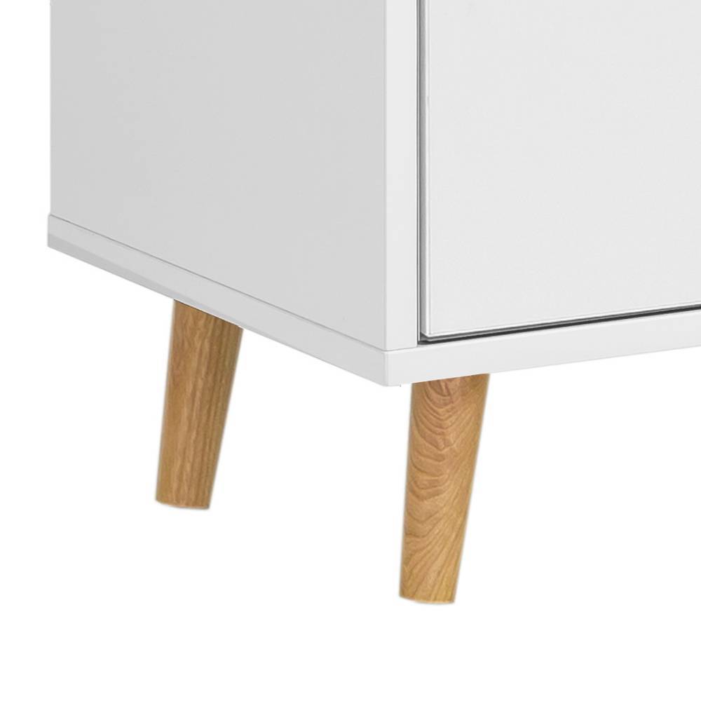 Mattweißer Badschrank mit schrägen Eichenholzfüßen im skandinavischen Design – Anuta