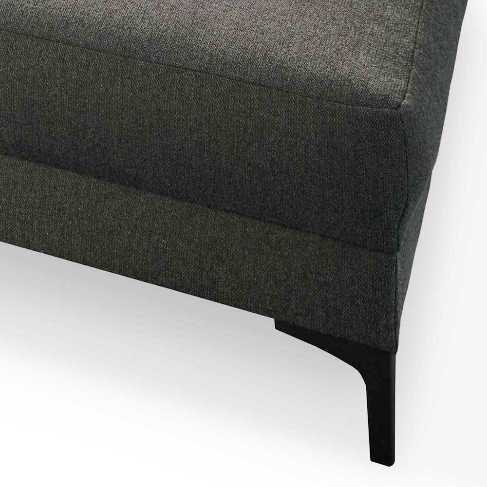 Detail des anthrazitfarbenen Stoffbezugs und des schwarzen Metallfußes des Sofas – Leccena