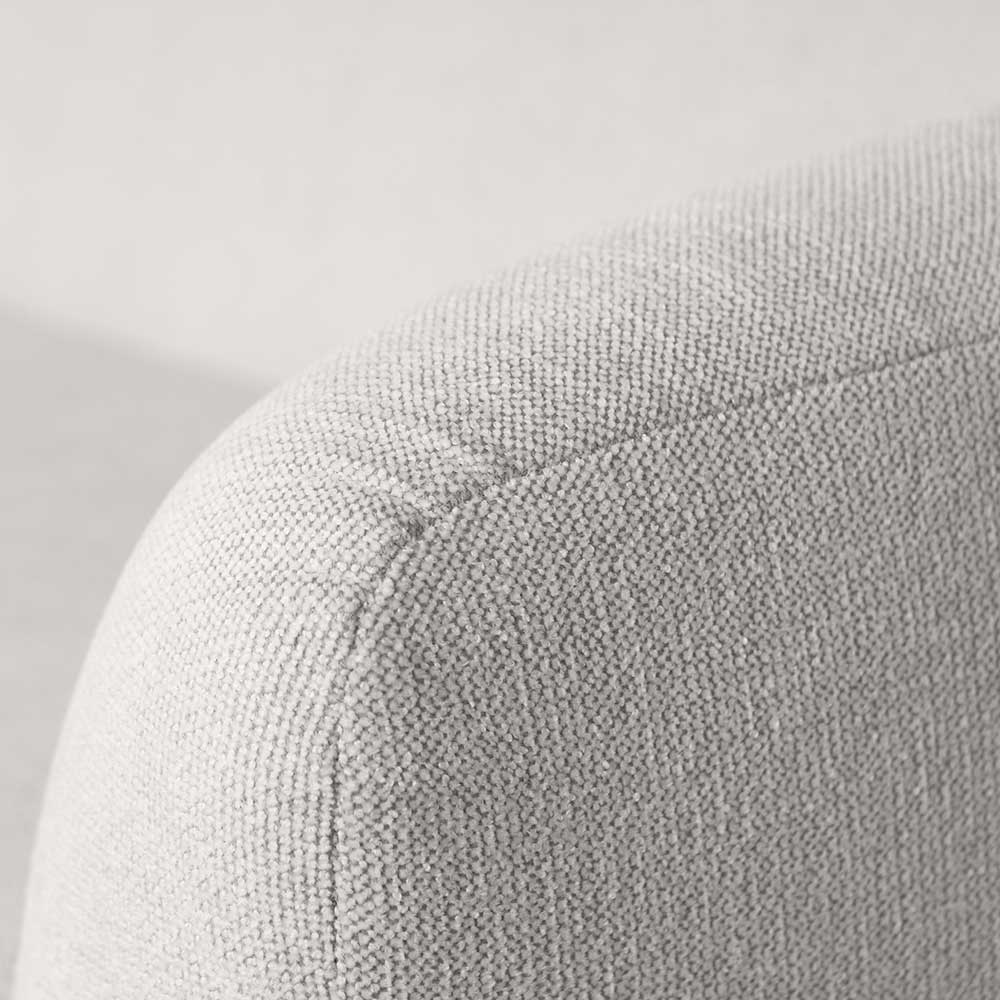 Präzise Nahtführung an der runden Armlehne des cremefarbenen Sofas – Prishcia