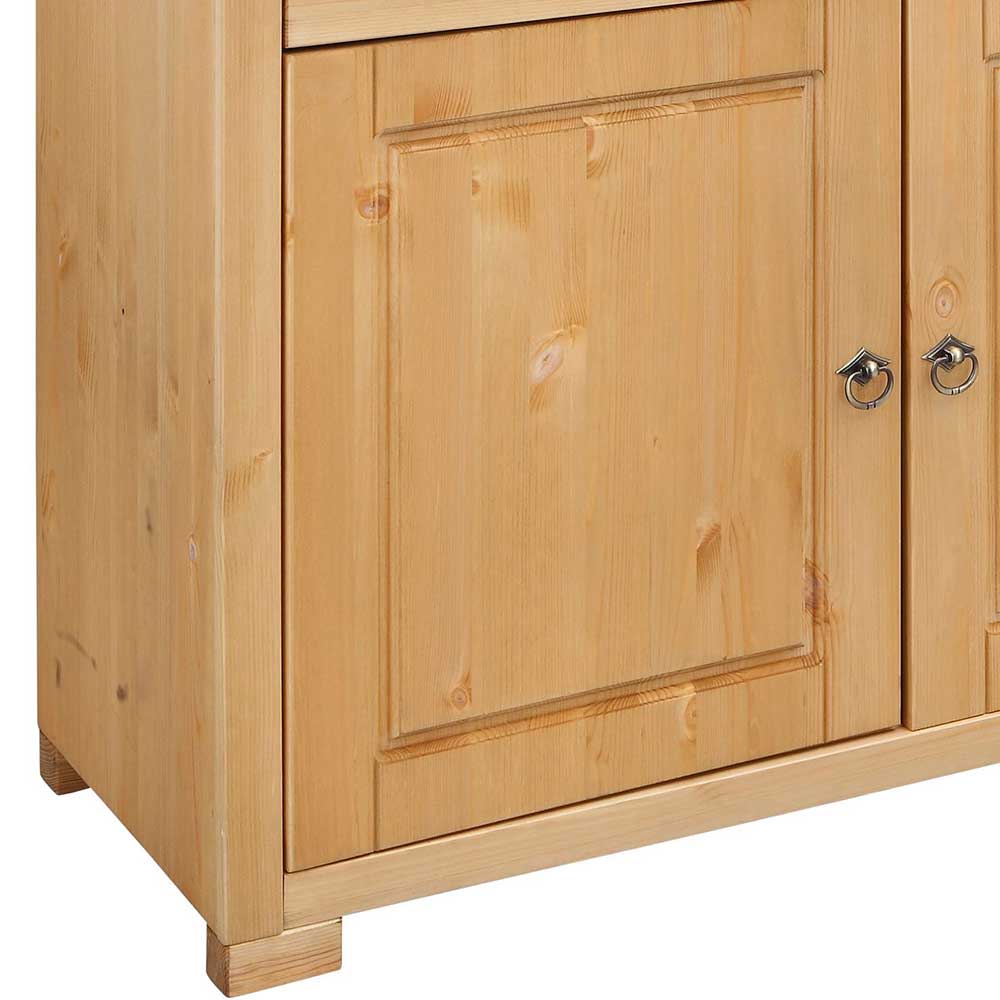 Detailansicht der unteren linken Schranktür der Kiefernholz Kommode mit sichtbarem Holzsockel – Vinidad