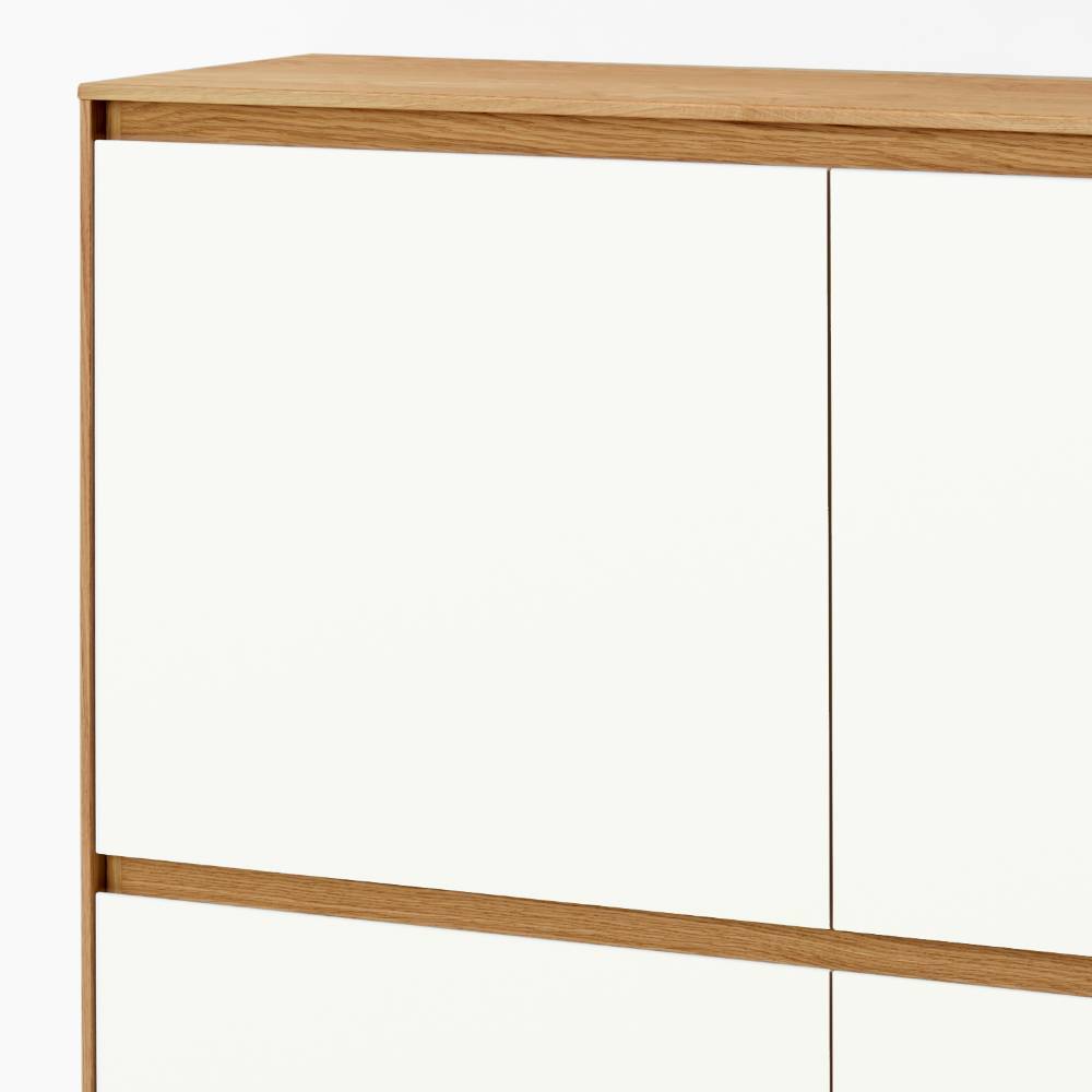 Zweifarbiges Highboard für den Flur mit weißen Türen und hellem Holzrahmen – Pablona
