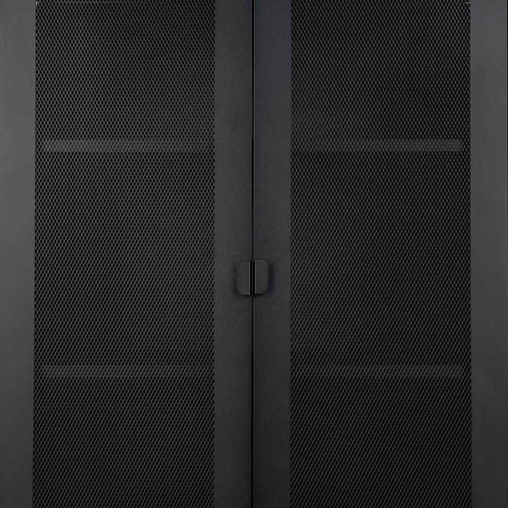 Geschlossene Gittertüren des schwarzen Industrial Highboards mit robusten Metallgriffen – Zadegna