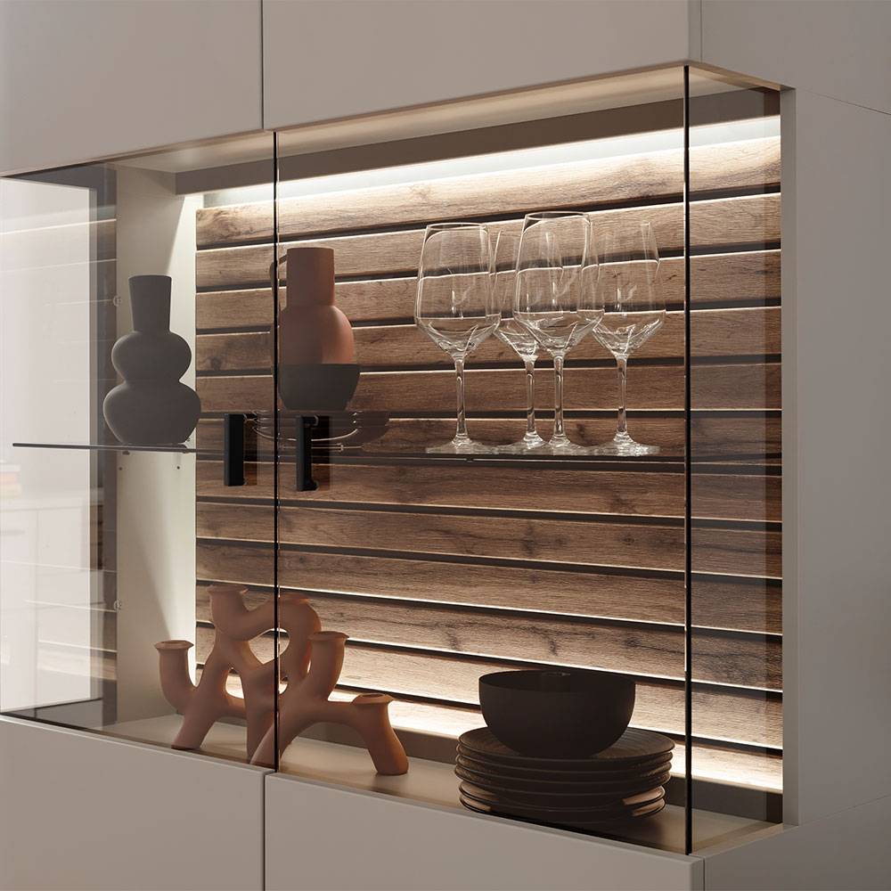 Wohnzimmervitrine mit Gläsern und Deko im beleuchteten Glasbereich – Teorina