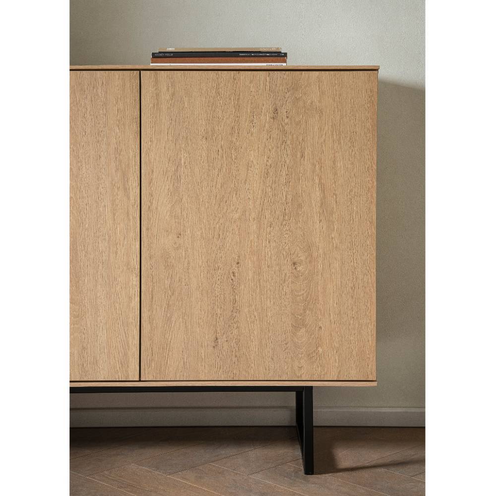 4-türiges Sideboard in Eiche Stone mit geschlossenen Fronten und schwarzem Metallgestell – Jaskin