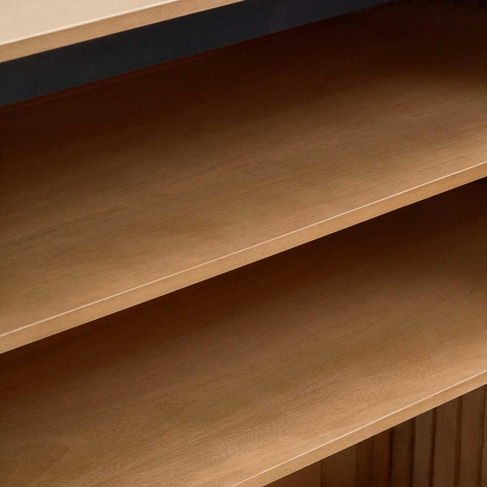 Stabile Regalböden aus gebleichtem Massivholz für Bücher und Dekoration – Ilvenda