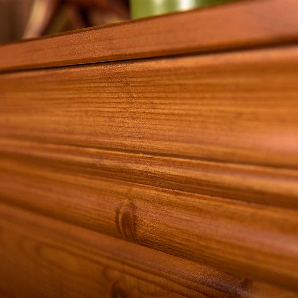 Honigfarbene Kiefer Massivholzplatte mit feiner Maserung und Profilierung des Sideboards – Lusanne