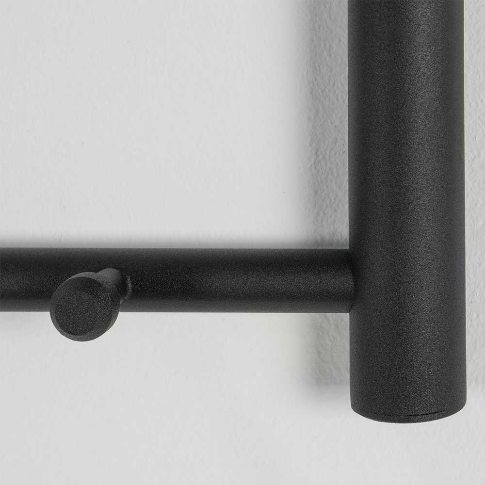 Schwarzer Metall-Garderobenhaken an der Kleiderstange der Hängegarderobe im Detail – Ifragon