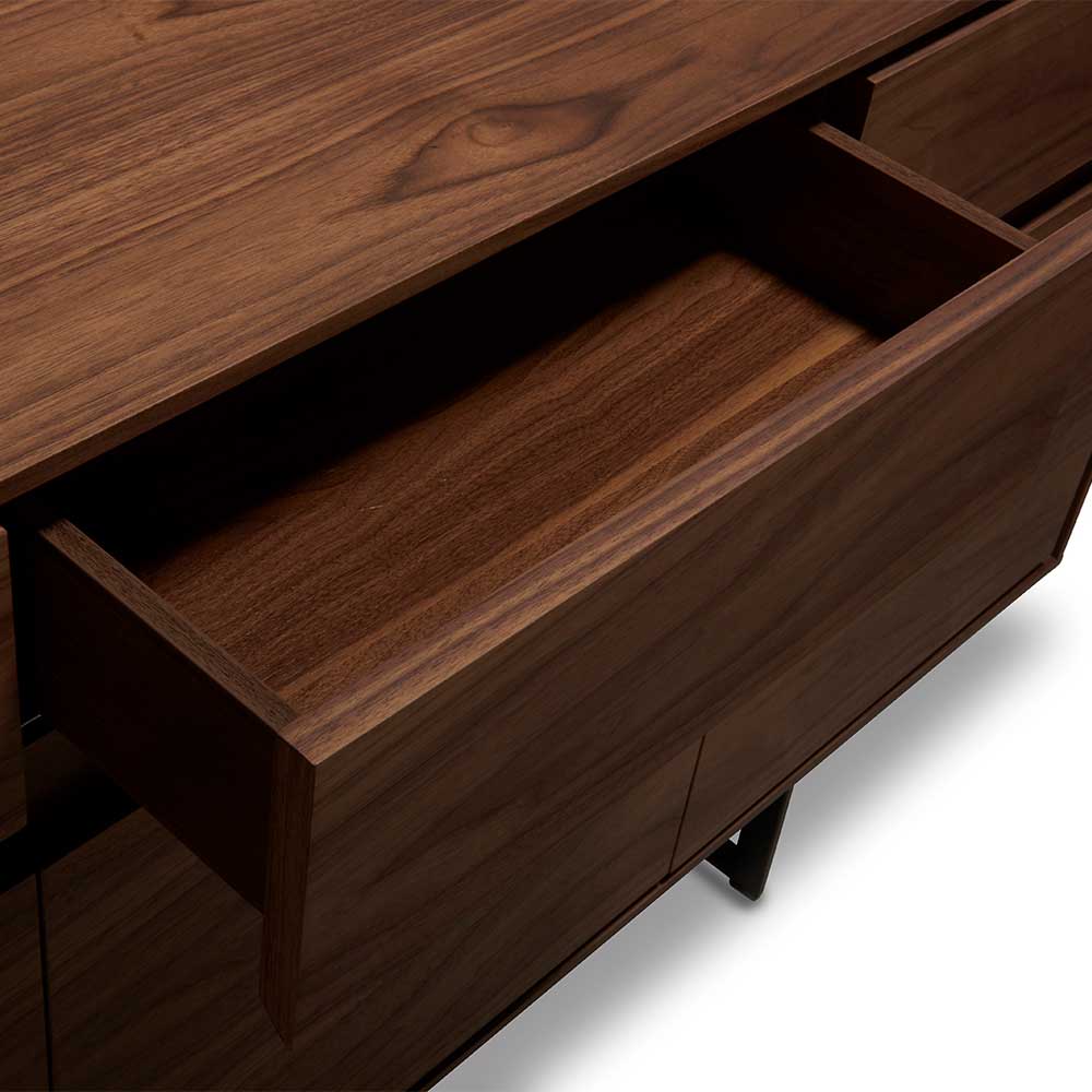 Offene Schublade des Retro Sideboards aus dunkelbraunem Nussbaumholz für zusätzlichen Stauraum – Frenanda