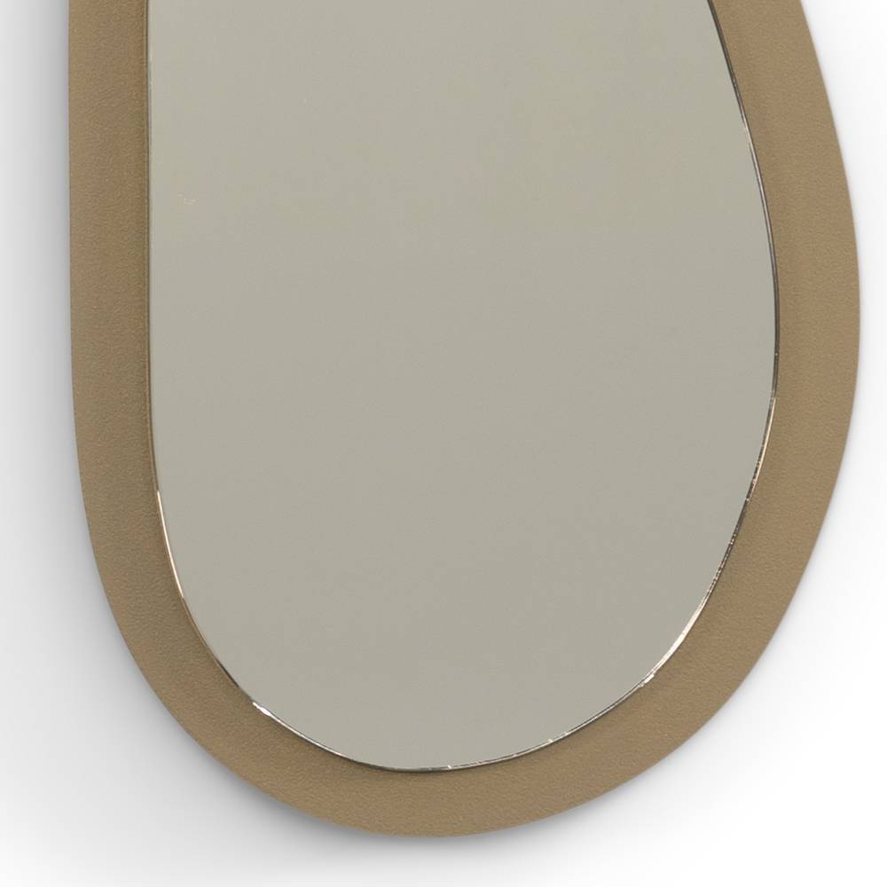 Glänzende Spiegelfläche und goldfarbener Rahmen des organisch geformten Design-Wandspiegels – Linvares