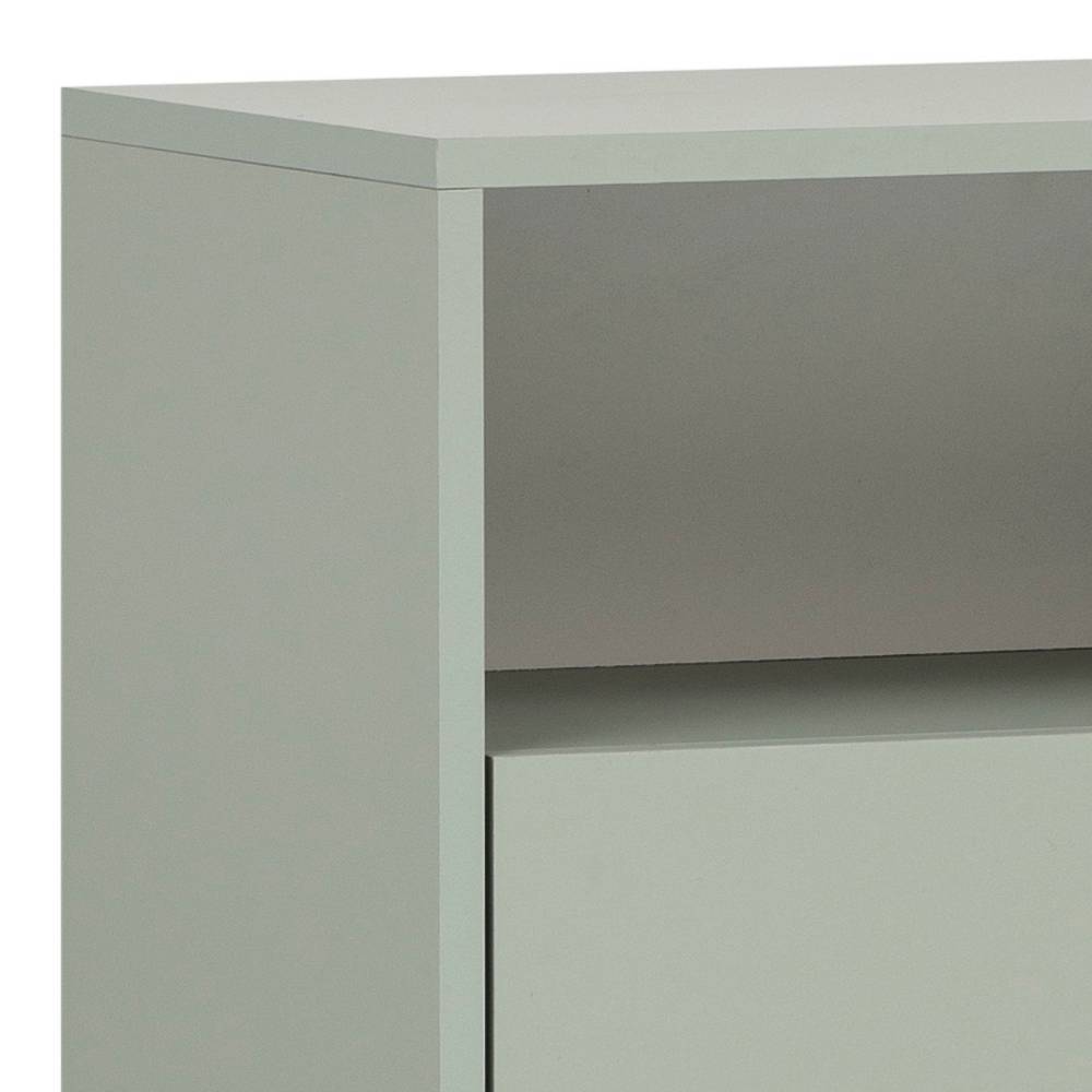 Detailansicht der graugrünen Hochkommode mit offenem Ablagefach oben – Vereny