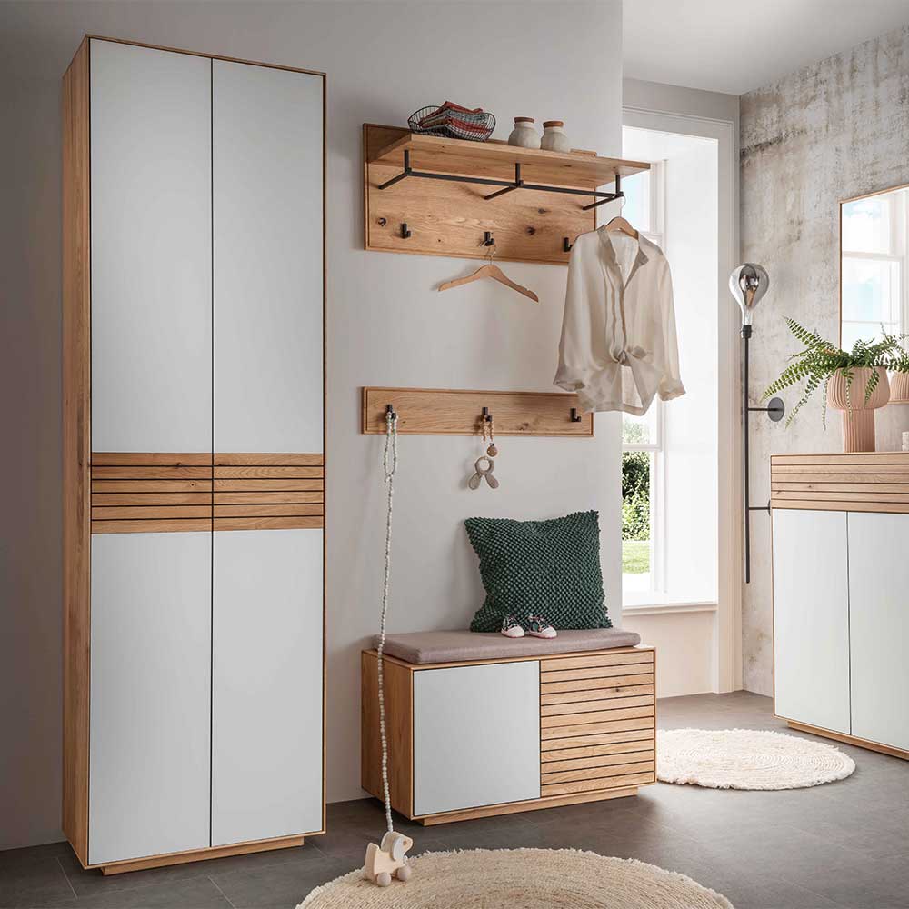 Moderner Garderobenschrank in Weiß und Holz in einer hellen Diele – Zonga