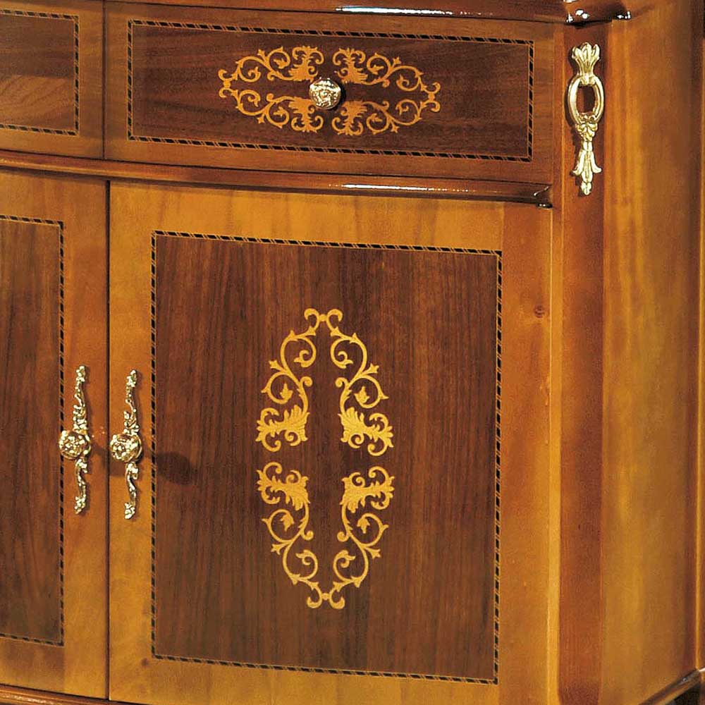 Barock Kommode in Nussbaumfarben, Detail der rechten Seite mit Intarsien und geschwungener Form – Natale