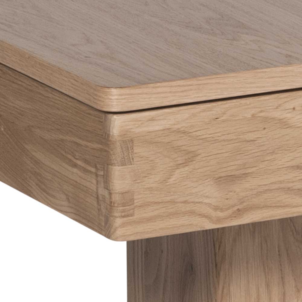 Eckdetail des Sofatisches aus Eiche mit Massivholzplatte und präziser Holzverbindung – Elzias
