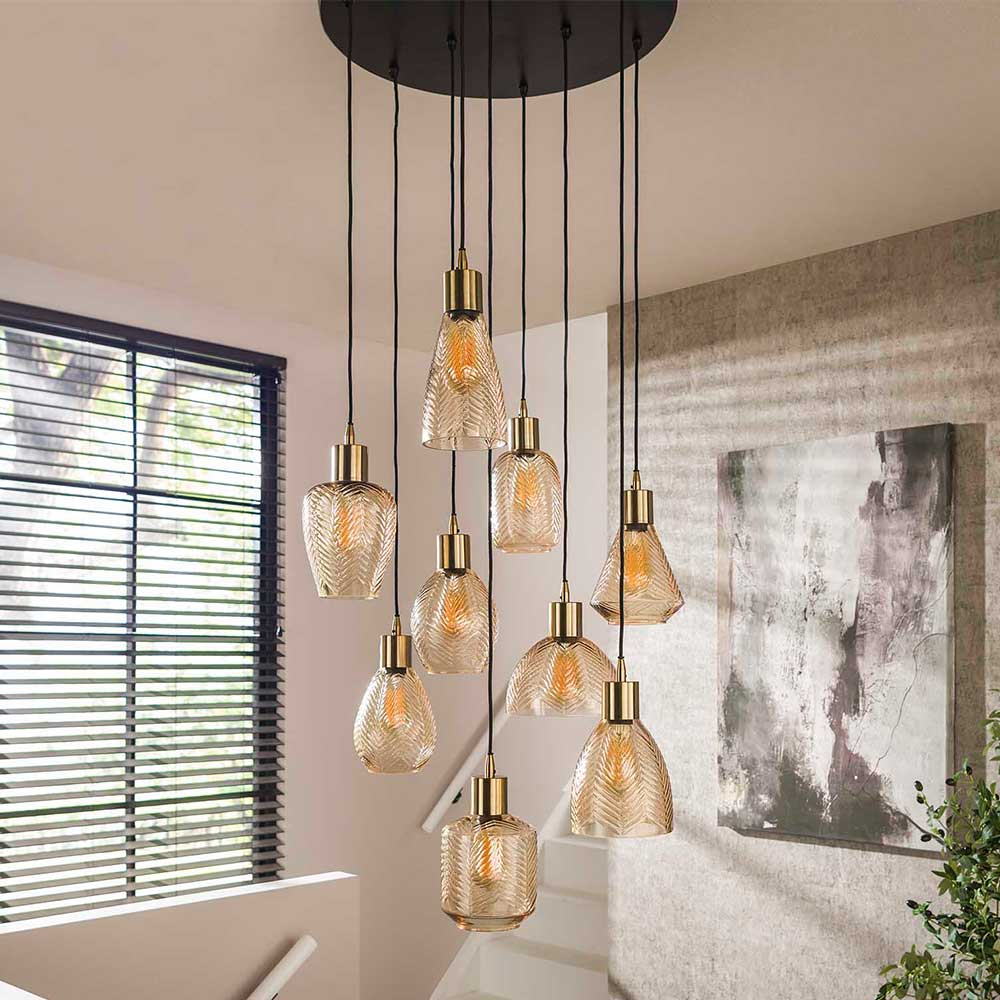 9-flammige Pendelleuchte mit goldenen Messingdetails und gemusterten Glasschirmen im Wohnzimmer – Dress