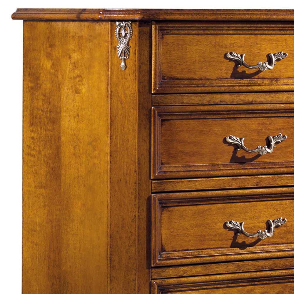 Obere Schubladen und seitlicher Zierbeschlag einer klassischen Holzhochkommode im Landhausstil – Carlenna