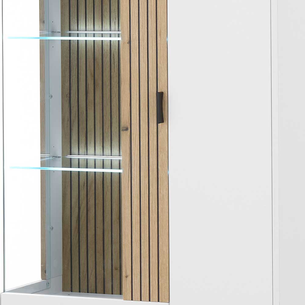 Frontdetail des Vitrinenschranks mit Holztür, Glasvitrine und eleganten Glasböden mit Licht – Nenaloro
