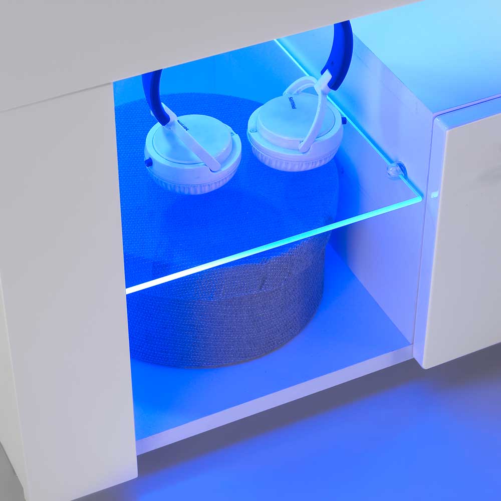 Blau leuchtendes LED Licht im offenen Fach des weißen TV Boards mit Glasboden – Verella