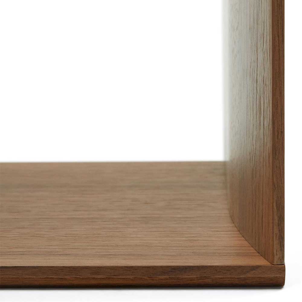 Präzise gefertigte Kante des Nussbaum Furnier Regal Elements für elegante Einrichtung – Lician