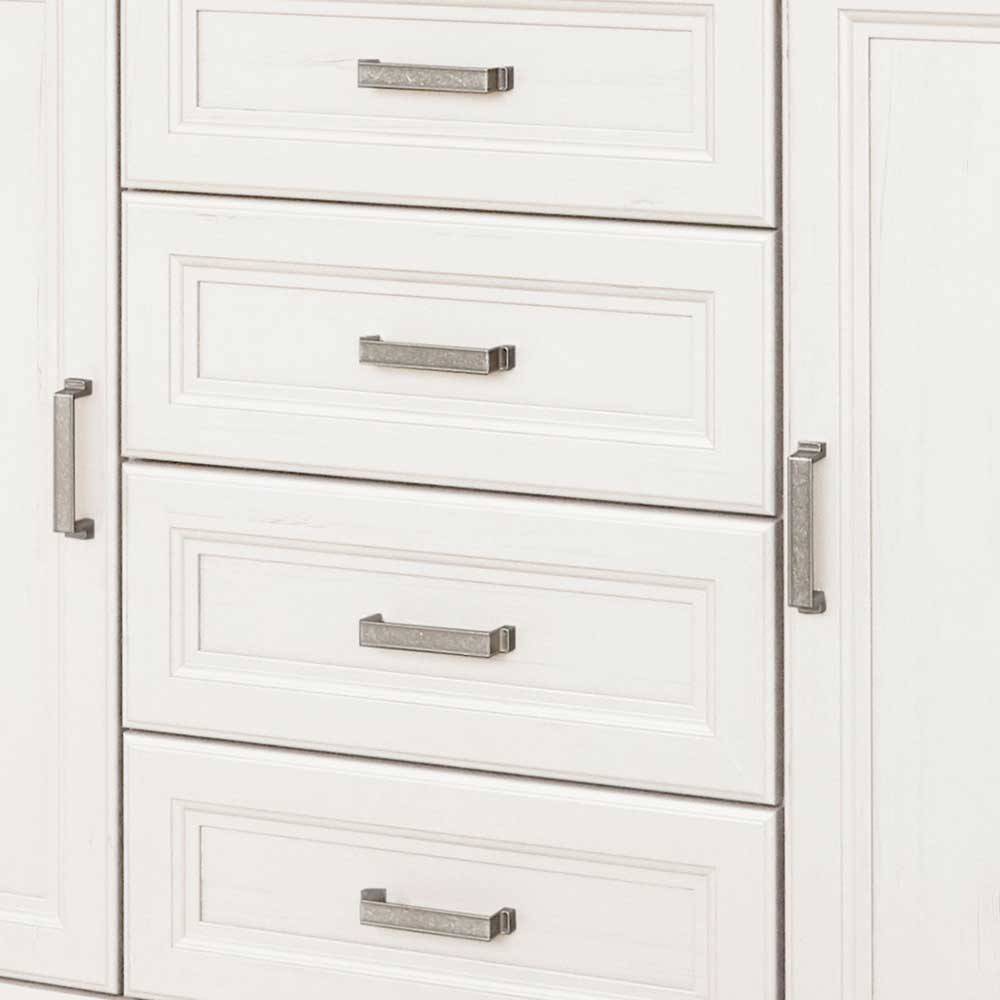 Fünf weiße Schubladen einer Kommode im Landhausstil mit eleganten Metallgriffen, Teil des Schlafzimmer Sets – Maggio