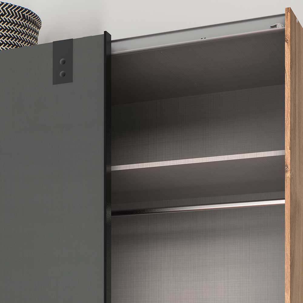Offener Schiebetürenschrank mit Holzoptik-Tür, Blick auf Fächer und Kleiderstange – Janeiro