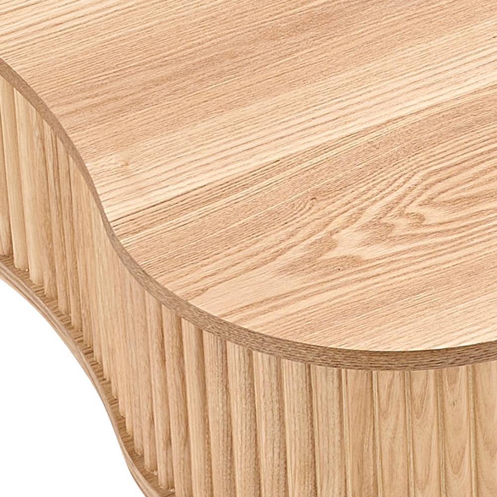 Detailaufnahme der natürlichen Holzmaserung der hellen Esche-Tischplatte – Olcian