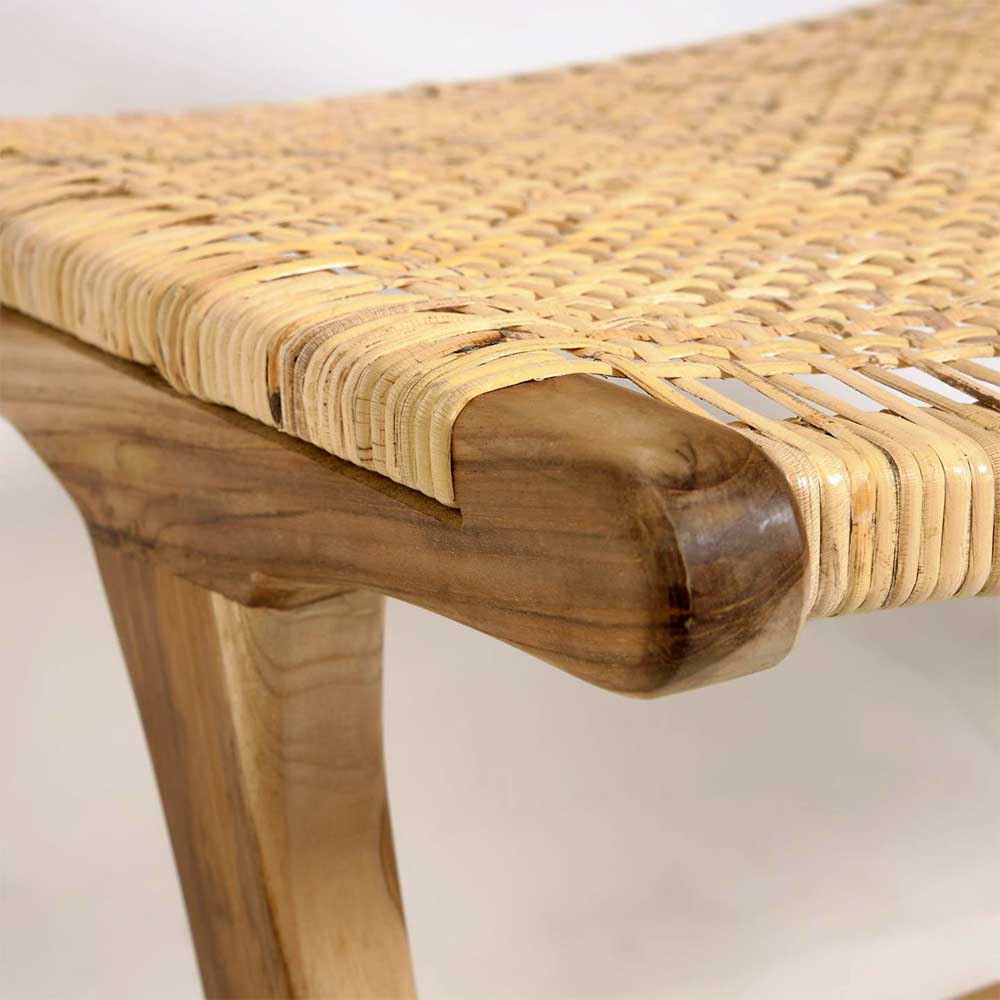 Detail der umwickelten Rattan Kante am Teakholz Rahmen des Lounge Stuhls – Rimorio
