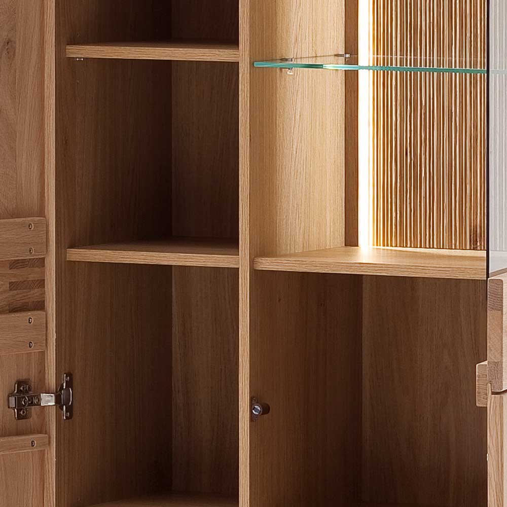 Innenbereich des Schranks mit vielen Regalböden und beleuchtetem Glasvitrinenfach – Crupean