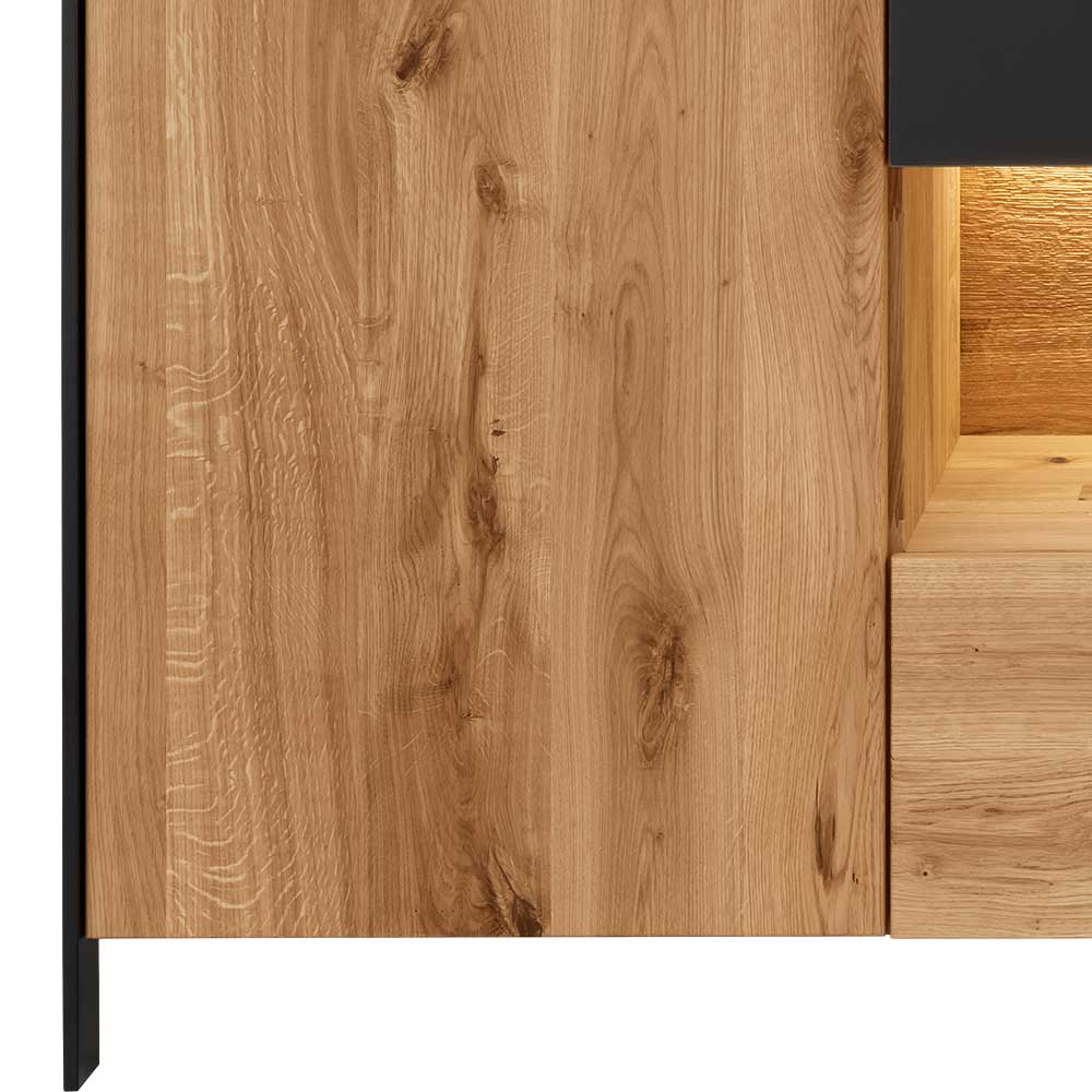Rustikale Eichenholzfront des Sideboards mit sichtbarer Maserung und schwarzem Metallgestell – Viligrana