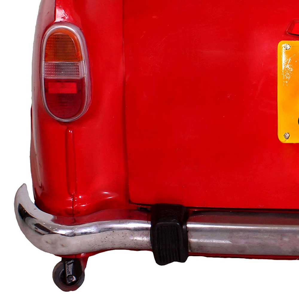 Detail des roten Auto Bar Schranks mit Chromstoßstange und Rücklicht links unten – Rabbia