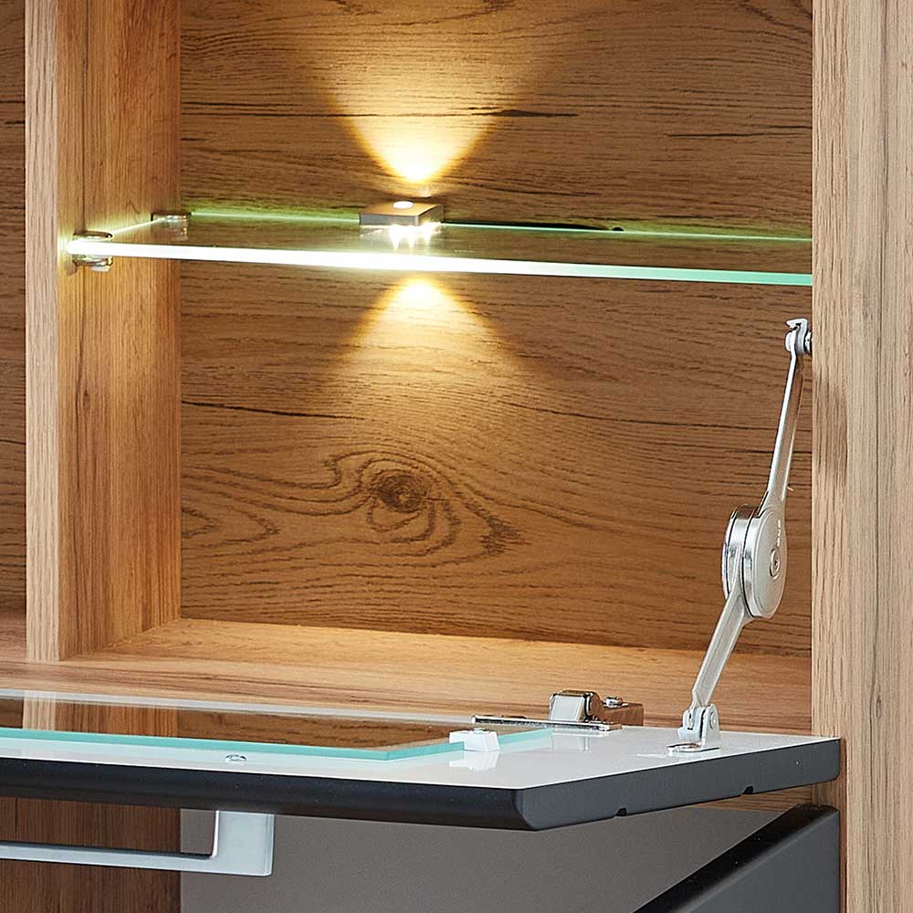Detail des geöffneten oberen Bereichs mit Glasboden und LED-Beleuchtung im Wohnzimmer Barschrank – Kandu