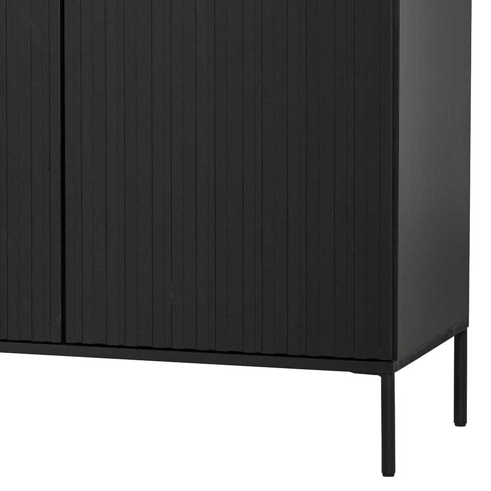 Unterer Bereich des schwarzen Sideboards mit Metallfüßen und Türstruktur – Princiva