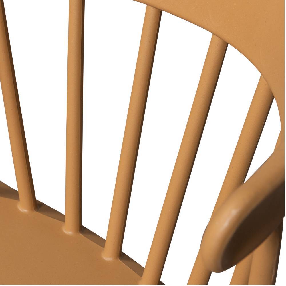 Senfgelbe Stuhllehnen und die robuste Materialstruktur im seitlichen Detail – Tyvoria